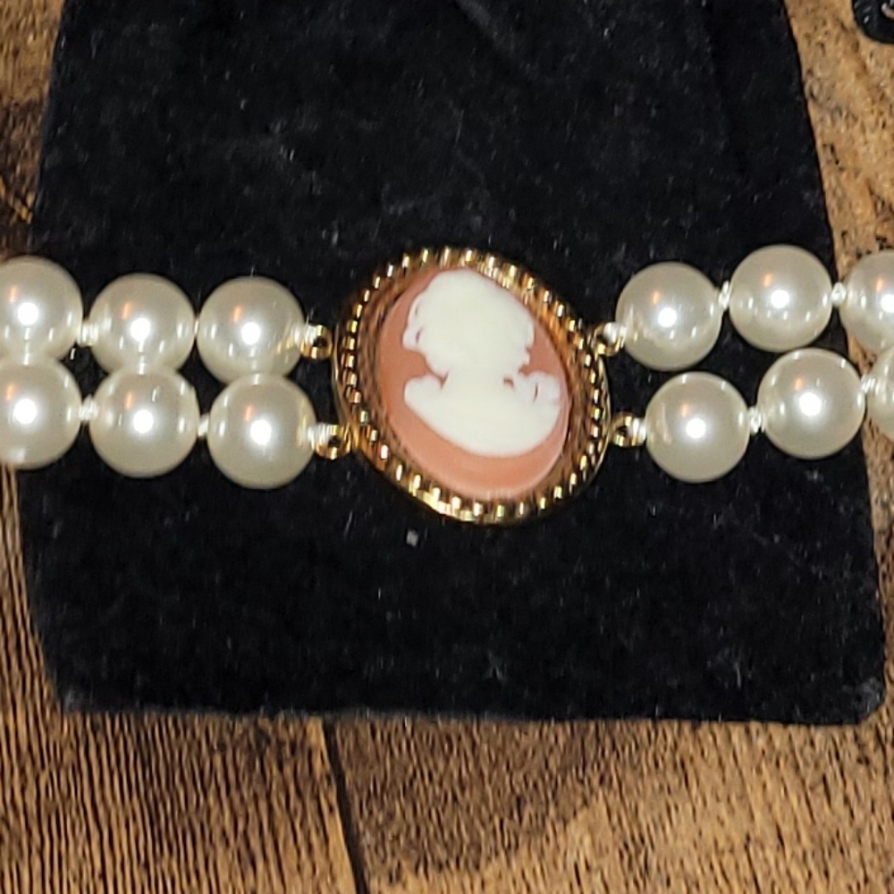 NWOT pearl cameo